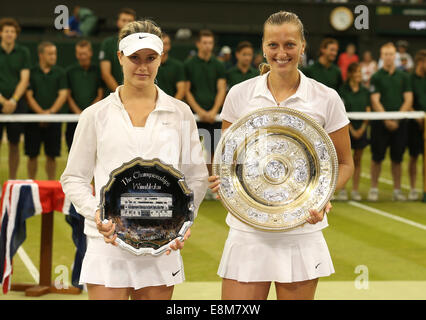 Runner-up Eugénie Bouchard (CAN) et champion Petra Kvitova(CZE),2014 de Wimbledon, Londres, Angleterre. Banque D'Images