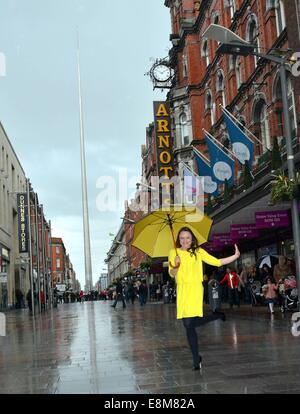 Ancien Emmerdale & Coronation Street actrice Vicky Binns rejoint Nicky Byrne & Jenny Greene dans la fenêtre d'Arnotts, qu'ils diffusent leur 2FM radio show, de promouvoir son rôle dans Singin' in the Rain qui fonctionne à Bord Gais Energy Theatre la qui court 20 - 31 mai... Comprend : Vicky Binns Où : Dublin, Irlande Quand : 07 Avr 2014 Banque D'Images