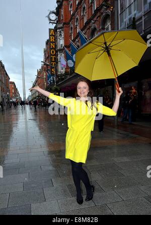 Ancien Emmerdale & Coronation Street actrice Vicky Binns rejoint Nicky Byrne & Jenny Greene dans la fenêtre d'Arnotts, qu'ils diffusent leur 2FM radio show, de promouvoir son rôle dans Singin' in the Rain qui fonctionne à Bord Gais Energy Theatre la qui court 20 - 31 mai... Comprend : Vicky Binns Où : Dublin, Irlande Quand : 07 Avr 2014 Banque D'Images