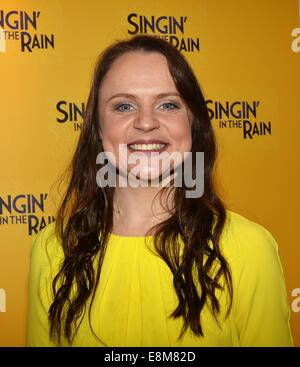 Ancien Emmerdale & Coronation Street actrice Vicky Binns rejoint Nicky Byrne & Jenny Greene dans la fenêtre d'Arnotts, qu'ils diffusent leur 2FM radio show, de promouvoir son rôle dans Singin' in the Rain qui fonctionne à Bord Gais Energy Theatre la qui court 20 - 31 mai... Comprend : Vicky Binns Où : Dublin, Irlande Quand : 07 Avr 2014 Banque D'Images