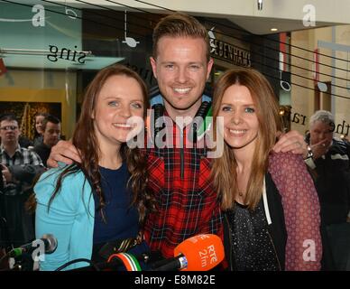 Ancien Emmerdale & Coronation Street actrice Vicky Binns rejoint Nicky Byrne & Jenny Greene dans la fenêtre d'Arnotts, qu'ils diffusent leur 2FM radio show, de promouvoir son rôle dans Singin' in the Rain qui fonctionne à Bord Gais Energy Theatre la qui court 20 - 31 mai... Comprend : Nicky Byrne,Vicky Binns,Jenny Greene Où : Dublin, Irlande Quand : 07 Avr 2014 Banque D'Images