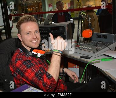 Ancien Emmerdale & Coronation Street actrice Vicky Binns rejoint Nicky Byrne & Jenny Greene dans la fenêtre d'Arnotts, qu'ils diffusent leur 2FM radio show, de promouvoir son rôle dans Singin' in the Rain qui fonctionne à Bord Gais Energy Theatre la qui court 20 - 31 mai... Comprend : Nicky Byrne Où : Dublin, Irlande Quand : 07 Avr 2014 Banque D'Images