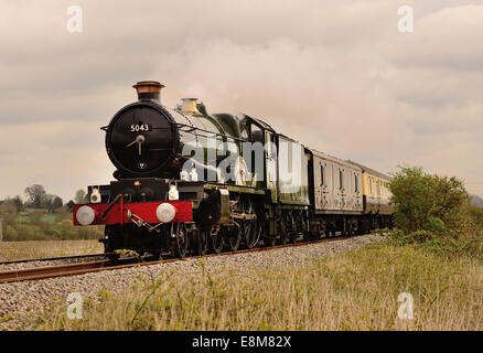 L'excursion à vapeur « Berks & Hants Aquae Sulis », ramenée par le Grand Western Castle classe n° 5043 « comte du Mont Edgcumbe » le 12th avril 2014. Banque D'Images