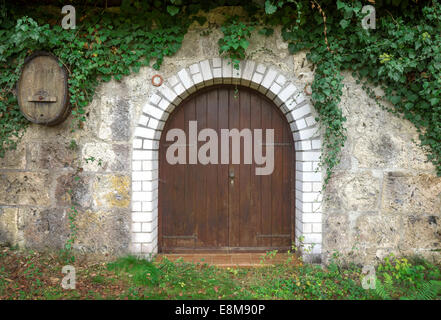 Porte en bois rond d'un stock de vin Banque D'Images