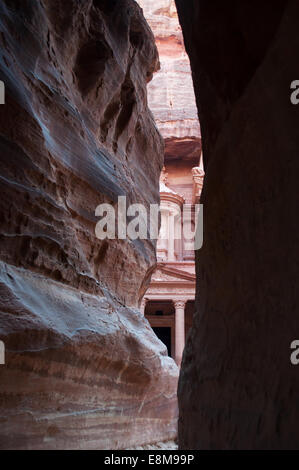 Aperçu de Al-Khazneh, le Conseil du Trésor, l'un des plus célèbres temples de la ville nabatéenne archéologique de Pétra, vu à travers les roches de la Siq Banque D'Images