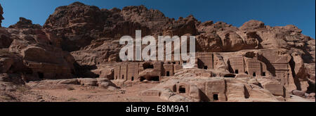 Jordanie : la vue de la rue des façades, la rangée de tombes nabatéennes monumentale, sculptée dans le sud de la falaise qui se trouve au-delà du Conseil du Trésor à Petra Banque D'Images
