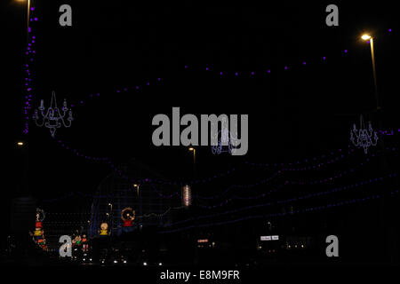 Vue de nuit en trois candélabres bleu au-dessus de la promenade de la rive sud, vers les orbes et Pleasure Beach Blackpool Illuminations, Big One Banque D'Images