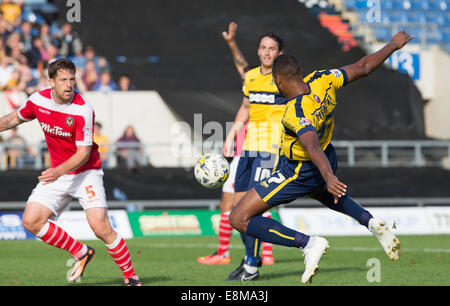 04/10/2014 FOOTBALL : Oxford United v Newport Tyrone Barnet shoots mais est hors-jeu ? Catchline : FOOTBALL : United v Newport Longueur : dps Copy : Dave Pritchard Pic : Damian Halliwell Photo Banque D'Images