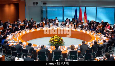 Berlin, Allemagne. 10 Oct, 2014. Le Premier ministre chinois Li Keqiang et la Chancelière allemande, Angela Merkel, co-présidente de la troisième série de consultations gouvernementales bilatérales à Berlin, Allemagne, 10 octobre 2014. Crédit : Li Xueren/Xinhua/Alamy Live News Banque D'Images