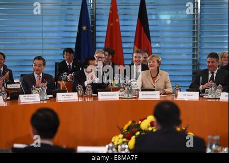 Berlin, Allemagne. 10 Oct, 2014. Le Premier ministre chinois Li Keqiang et la Chancelière allemande, Angela Merkel, co-présidente de la troisième série de consultations gouvernementales bilatérales à Berlin, Allemagne, 10 octobre 2014. Crédit : Li Xueren/Xinhua/Alamy Live News Banque D'Images