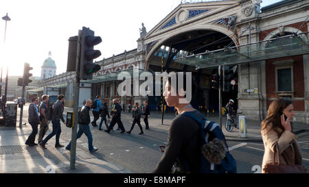 Les gens quittent le travail un vendredi soir sous le soleil d'automne Traversez la rue au feu de circulation de long Lane près de Smithfield Marché de la viande (Smithfields) Farringdon à Londres KATHY DEWITT, Royaume-Uni Banque D'Images