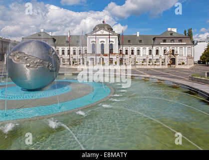 BRATISLAVA, Slovaquie - 21 septembre 2014 : Les présidents (ou Grasalkovic) palace et la fontaine "La jeunesse" par le sculpteur Tibor Bartfay Banque D'Images
