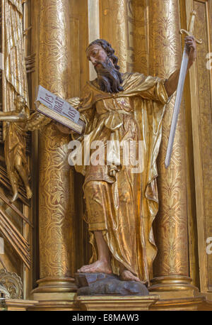 TRNAVA, SLOVAQUIE - 3 mars, 2014 : La statue polychrome de saint Paul l'apôtre dans l'église des Jésuites. Banque D'Images