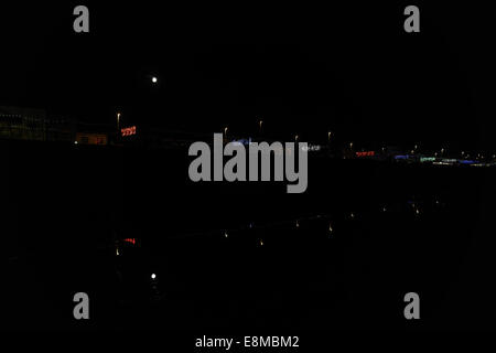 Nuit vue sur la plage, avec des réflexions, la pleine lune qui brille au-dessus, ces dernières se recourbent 'Scolorés, Blackpool Illuminations, UK Banque D'Images