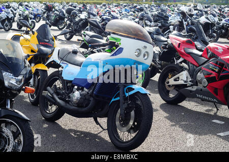 Garé les motos - Suzuki 750 GT classique à deux temps refroidis par eau . Banque D'Images