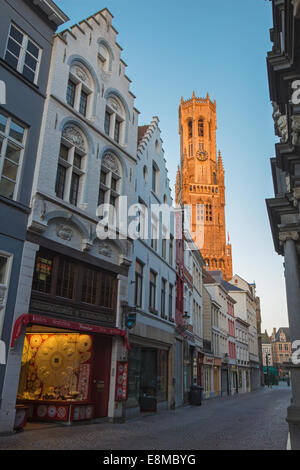 BRUGES, BELGIQUE - 12 juin 2014 : La tour de Belfort van Brugge dans la lumière du matin à partir de la Breidelstraat Banque D'Images