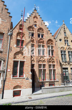 BRUGES, BELGIQUE - 12 juin 2014 : maison en briques typiquement sur Moerstraat street Banque D'Images