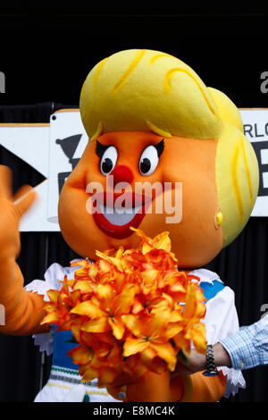 Kitchener-Waterloo, Canada. 10 octobre, 2014. Ouverture officielle de la 46e assemblée annuelle de l'Oktoberfest de Kitchener-Waterloo, en Amérique du Nord est plus grand festival bavarois. Cérémonies ont lieu à l'Hôtel de Ville de Kitchener. Frida Oktoberfest Mascot Performance Crédit : Image/Alamy Live News Banque D'Images