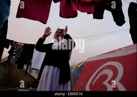 Une femme âgée a déplacé la secte minoritaire Yazidi en relatant son histoire dans un camp de réfugiés pour les personnes déplacées de la secte minoritaire Yazidi qui ont été chassés de leurs foyers à Sinjar par des militants de l'État islamique dans la ville de Zakho, dans le nord de l'Irak. Banque D'Images