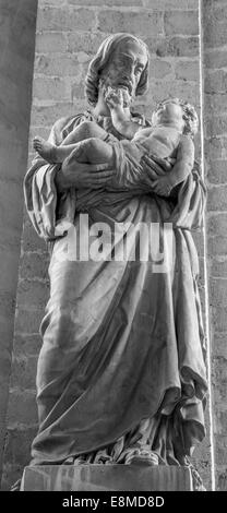 Malines, Belgique - 14 juin 2014 : La statue de st. Jodeph à l'église Notre Dame à travers de Dyle. Banque D'Images