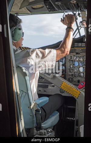 Pilote à commandes d'un avion Twin Otter battant entre les îles Scilly et Exeter Banque D'Images