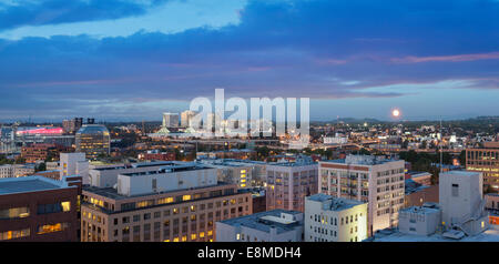 Lever de l'Oregon Portland Cityscape Horizon Bleu Le Soir Heure Panorama Banque D'Images