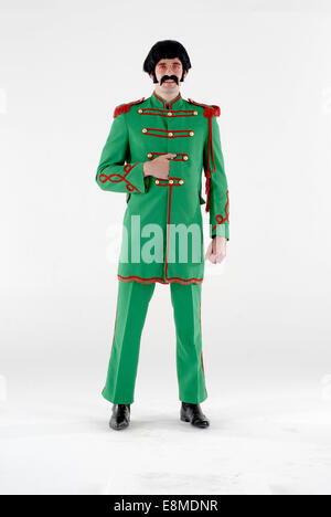 Dans l'homme fancy dress costume en comédie militaire Sargent Peppers tenue que les Beatles de leur célèbre couverture de l'album Banque D'Images