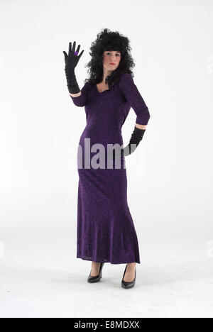 Woman in fancy dress costume de comédie dans une robe pourpre Banque D'Images