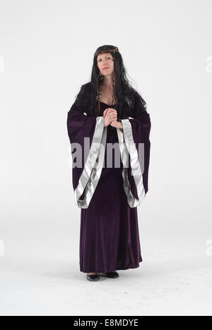 Woman in fancy dress costumes dans une comédie historique reine médiévale costume avec robe noire Banque D'Images