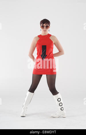 Woman in fancy dress costume de comédie en 1960 et la mode crazy funny mod outfit Banque D'Images