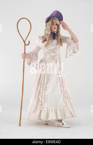 Fille en robe de Little Bow peep outfit comédie tourné dans un studio de photographie sur un fond blanc. Banque D'Images