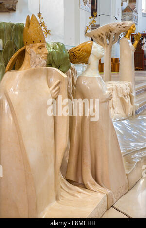 Padoue, Italie - septembre 8, 2014 : La statue moderne des saints dans le presbytère de cathédrale de Santa Maria Assunta (Duomo) Banque D'Images