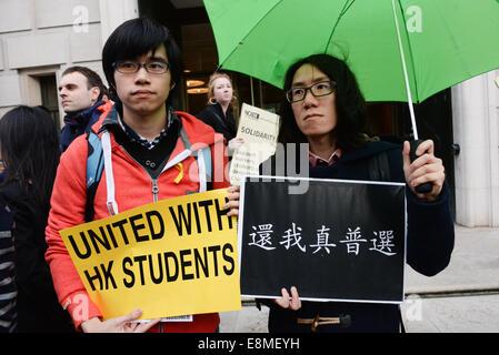 Londres, Royaume-Uni. 10 Oct, 2014. Les étudiants à Londres à une manifestation de solidarité avec les étudiants et les travailleurs de Hong Kong. Nous soutenons leur combat pour la démocratie ! En dehors de Chine Ambassade. Credit : Voir Li/Alamy Live News Banque D'Images