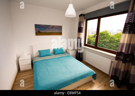 La nouvelle chambre meublée est prêt à vivre. Banque D'Images