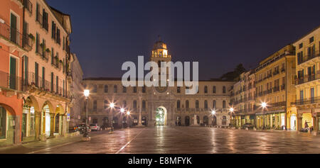 Padoue, Italie - septembre 9, 2014 : La Piazza dei Signori square et Torre del Orologio (tour de l'horloge astronomique) dans l'arrière-plan Banque D'Images