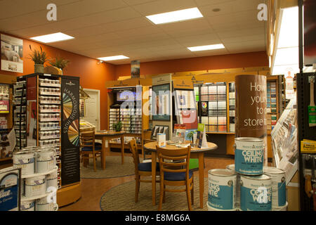 Belle affiche dans la section de peinture d'une petite ville magasin de matériel. Banque D'Images