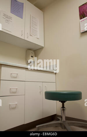 Intérieur de salle d'examen dans une clinique de quartier dans le Massachusetts. Banque D'Images