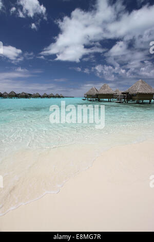 Bungalows sur pilotis on tropical beach Banque D'Images