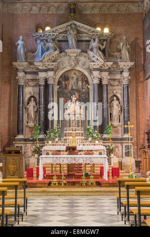 Padoue, Italie - 8 septembre 2014 : Le principal autel baroque de l'église San Benedetto Vecchio (Saint Benoît) Banque D'Images