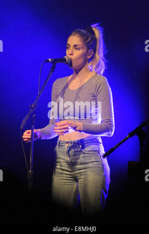 Trip-hop britannique trio London Grammar effectue au Phoenix Concert Theatre. Avec : Hannah Reid Où : Toronto, Canada Quand : 07 Avr 2014 Banque D'Images