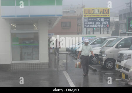 L'Okinawa, Japon. Oct 11, 2014. 12.51pm une dernière Okinawaïens hâte à la famille Mart épicerie ouverte 24h/24 avant qu'il ferme à 1h00 en raison de la force de super typhon Vongfong. Crédit : Chris Wilson/Alamy Live News Banque D'Images