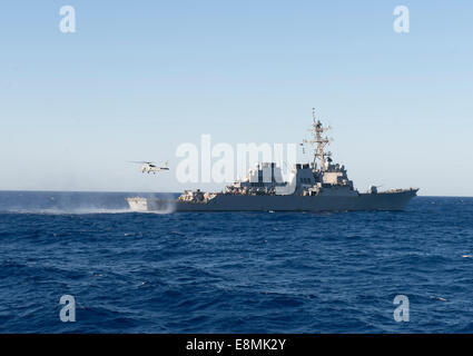 Mer Méditerranée, le 9 octobre 2013 - Un SH-60R Sea Hawk atterrit sur le poste de pilotage de la classe Arleigh Burke--mi Banque D'Images