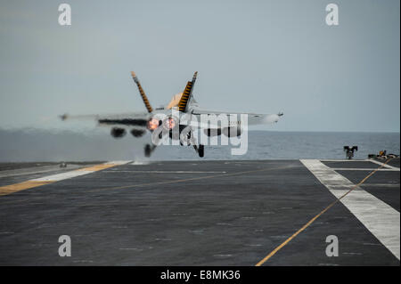 Mer de Chine du Sud, le 24 octobre 2013 - Un F/A-18E Super Hornet décolle de l'envol de la U.S. Navy's de l'avant-déployé un Banque D'Images