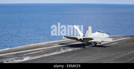 Mer Méditerranée, 26 octobre 2013 - Un F/A-18F Super Hornet lance sur le pont d'envol du porte-avions USS Nimitz (C Banque D'Images