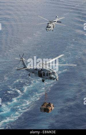 Mer Méditerranée, 29 octobre 2013 - MH-60S Deux hélicoptères Sea Hawk fournitures transport au cours d'un ravitaillement en mer avec le Banque D'Images