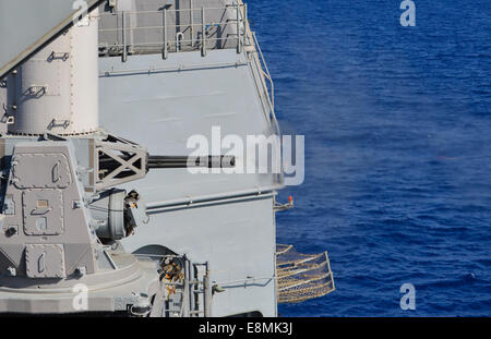 Mer Méditerranée, 31 octobre 2013 - Le croiseur lance-missiles USS Monterey (CG 61) déclenche un système de proximité (CIWS) dur Banque D'Images