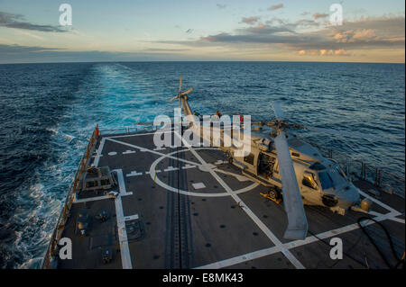 L'océan Atlantique, le 23 novembre 2013 - Les marins font les derniers préparatifs pour les opérations de vol à bord de la classe Arleigh Burke- guidée Banque D'Images