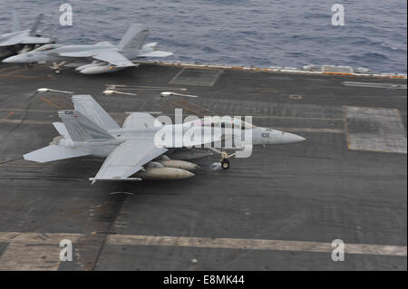 Mer de Chine du Sud, le 23 novembre 2013 - Un F/A-18F Super Hornet atterrit sur le poste de pilotage à bord du porte-avions USS Nimitz (CV Banque D'Images