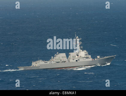 L'océan Pacifique, le 29 janvier 2014 - Le destroyer USS-missiles, Michael Murphy (DDG 112) effectue une formation au cours de l'exercice Ko Banque D'Images