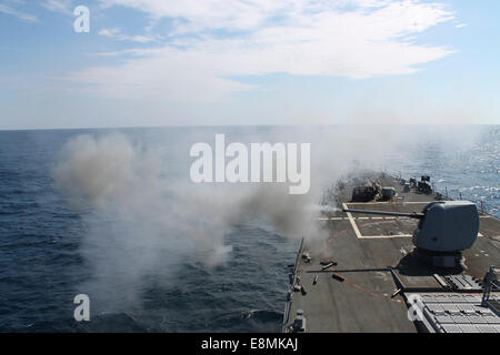 L'océan Atlantique, le 9 mars, 2014 - La marque 455"/54 calibre des armes légères 10 séries d'incendies dans le cadre d'un étalonnage préalable à l'action f Banque D'Images